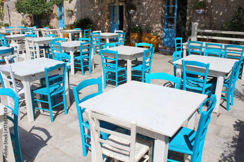 Marzameni (Sicile) / Terrasse de restaurant avec tables et chaises en bois © Brad Pict