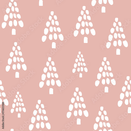 Nahtloses Muster des Feiertags mit Tinte gezeichnetem Weihnachtsbaum. Winter-Vektorhintergrund im minimalistischen Stil. Perfekt für Geschenkpapier, Stoff, Textil