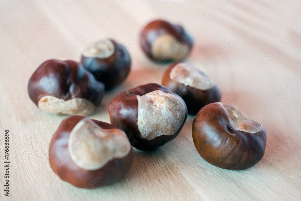 Obraz premium Fresh chestnuts on wooden background