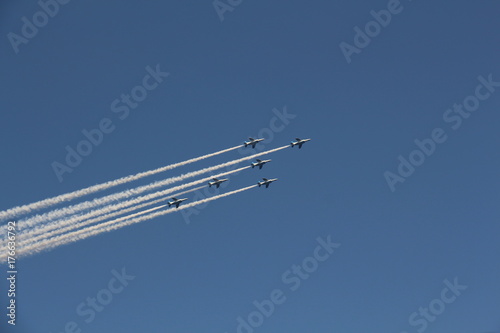 ブルーインパルスの飛行機雲
