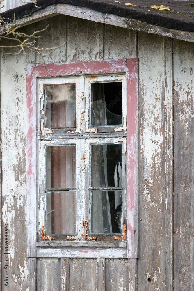 Altes Fenster in einem zerfallenem Haus