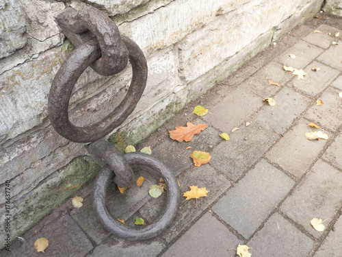 Obraz na plátně Iron ring on the background of vintage wall.
