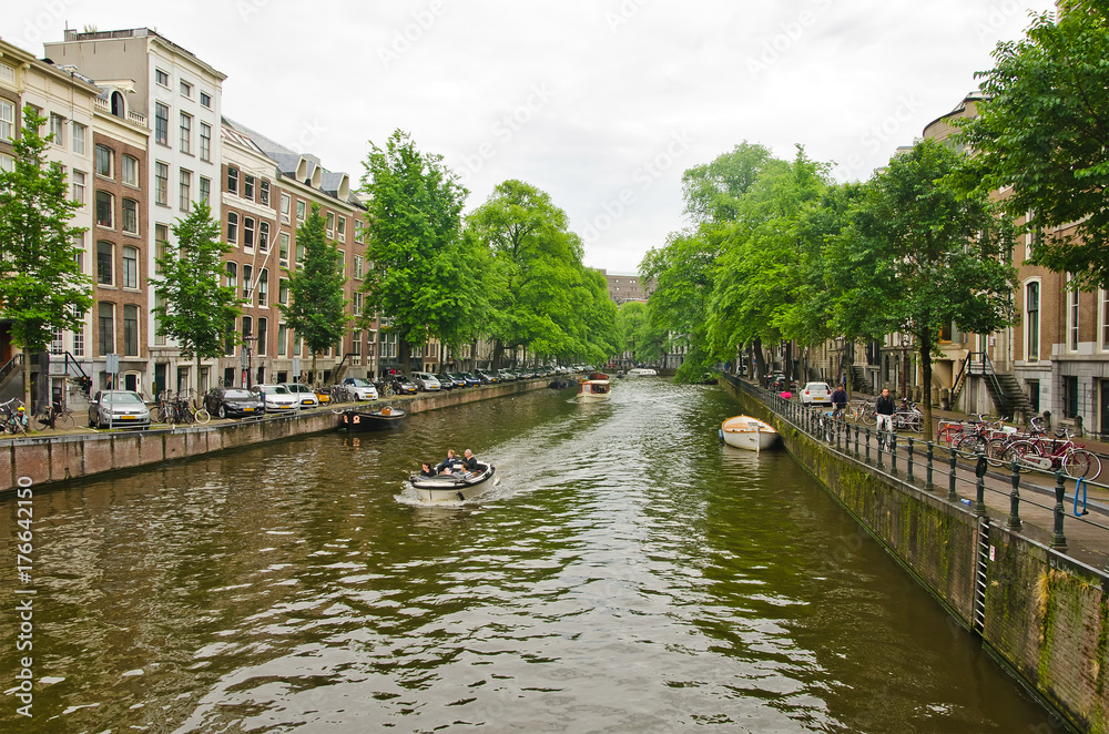 Fototapeta premium Boats on amsterdam canal
