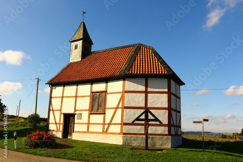 Idyllisch gelegene Kapelle in Werringsen, einem Ortsteil von Menden im Sauerland photo