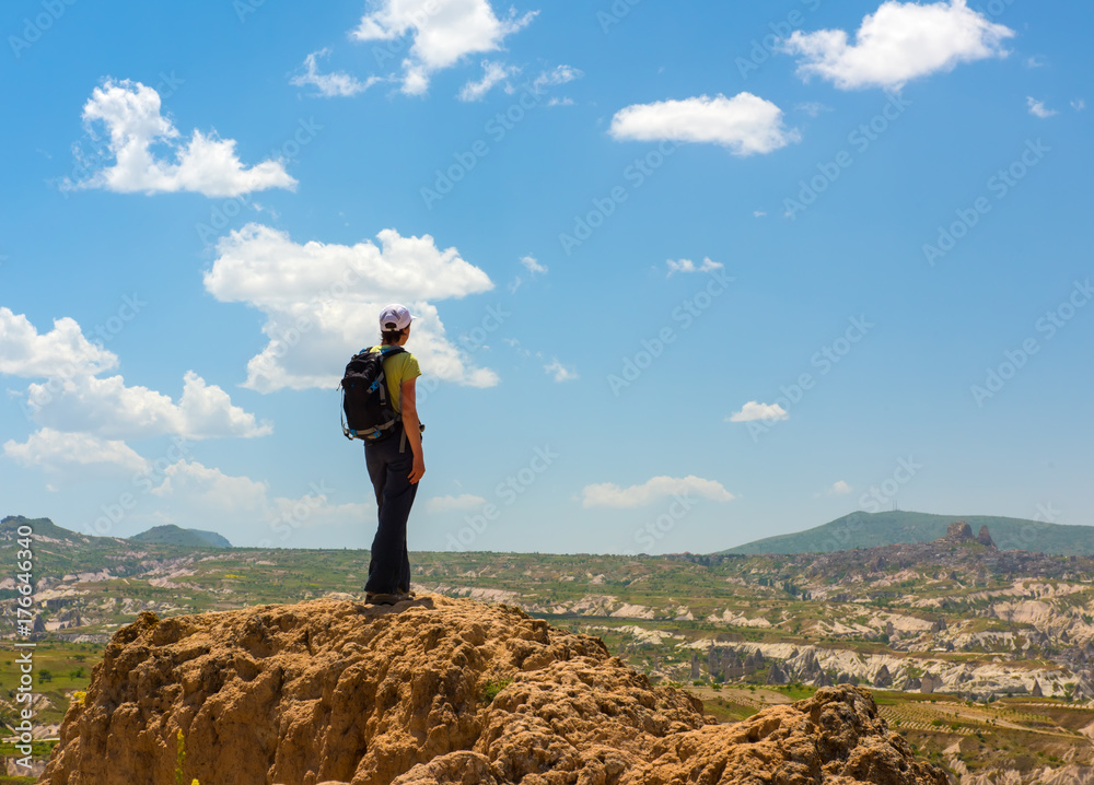 Obraz premium Sporty woman hiker on top of mountain