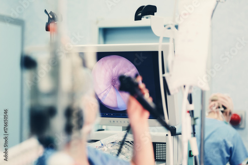 Fotografie endoscopy examination procedure with endoscope equipment in surgical room endosc