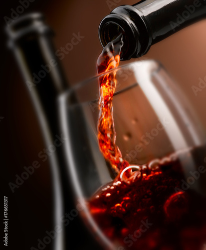 Fotografia delizioso vino in bottiglia,versato in calice