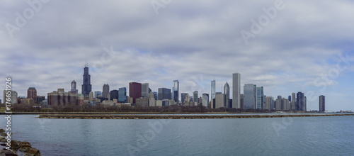 Skyscapers and skylin of Chicago and Lake Michigan from Milennium Park © Kit Leong