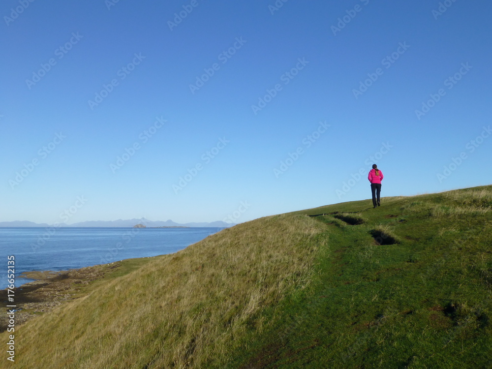Obraz premium Beautiful landscape on the Isle of Sky in Scotland with a wandering girl 2