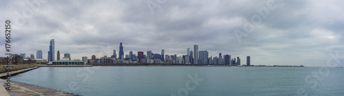 Skyscapers and skylin of Chicago and Lake Michigan from Milennium Park © Kit Leong