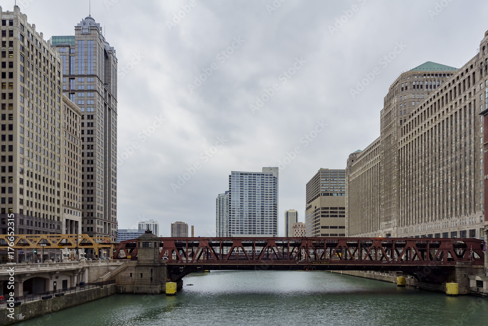 Fototapeta premium Afternoon cloudy view with skyscraper and red bridge of Chicago skyline