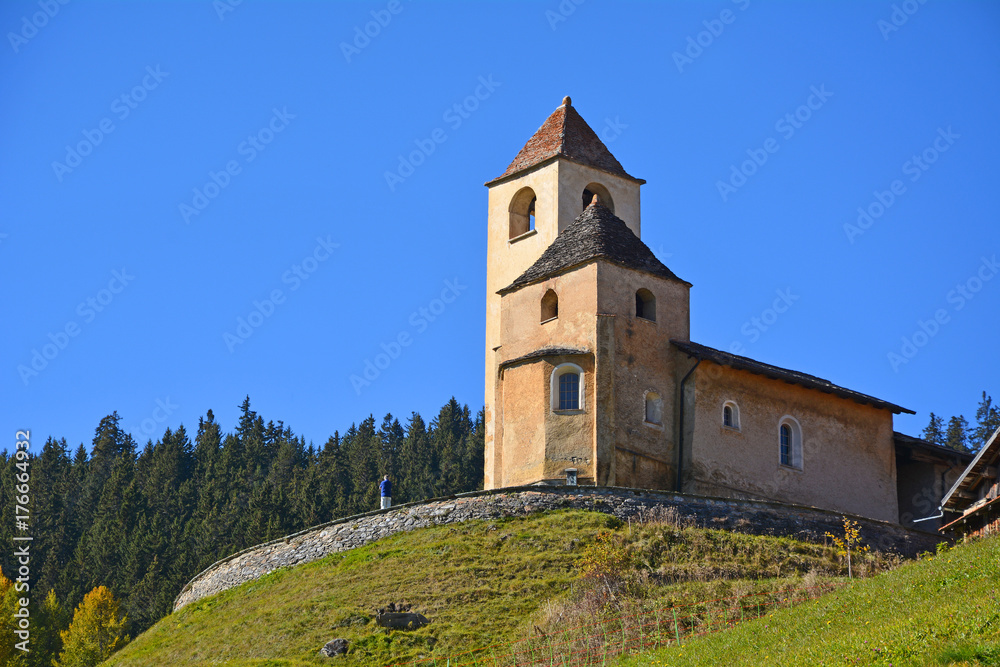 Die Kirche von Lohn, Kanton Graubünden