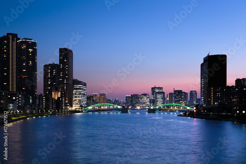 日没の東京、勝ちどき橋 © Hirayama Toshiya
