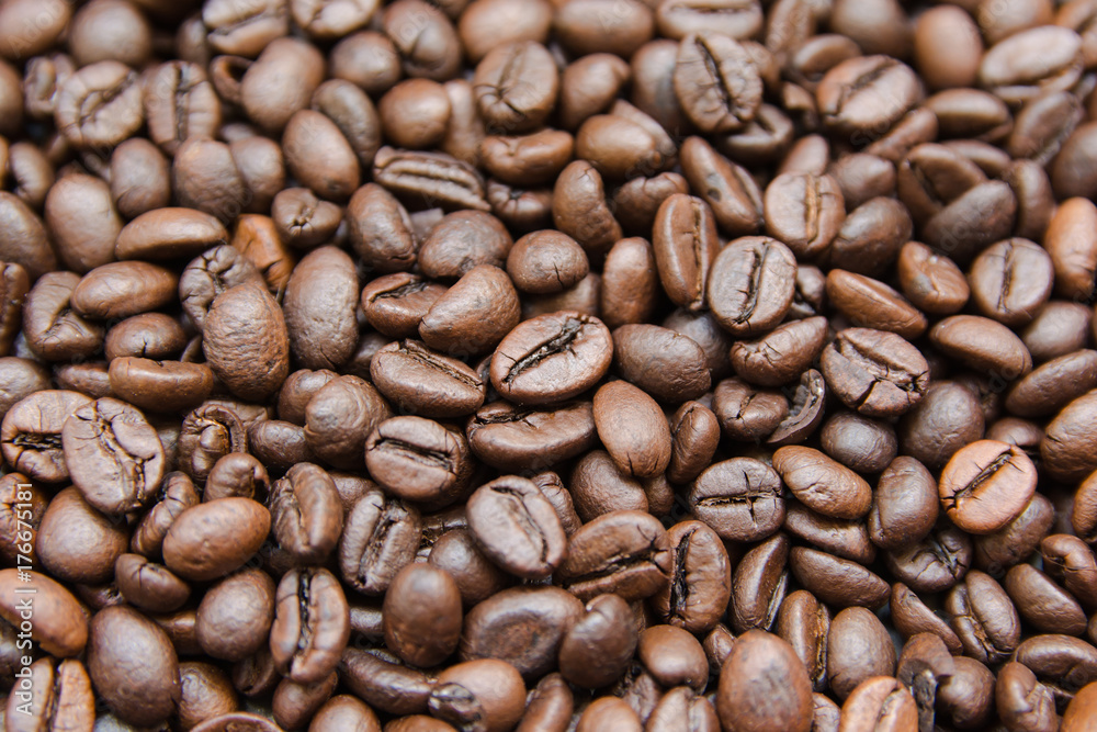 Naklejka premium bliska palonych ziaren kawy, może służyć jako tło