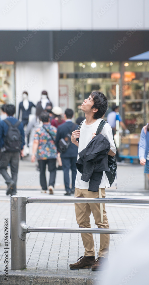 都市を見上げる男性