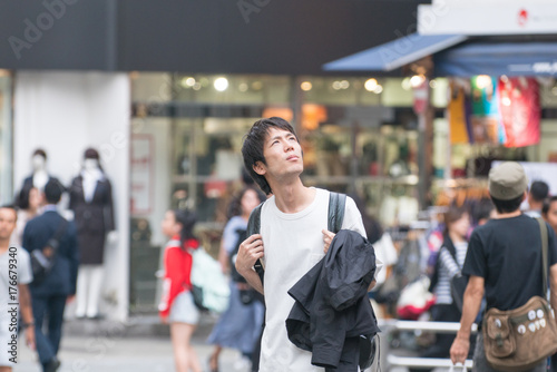 Wallpaper Mural 都市を見上げる男性 Torontodigital.ca