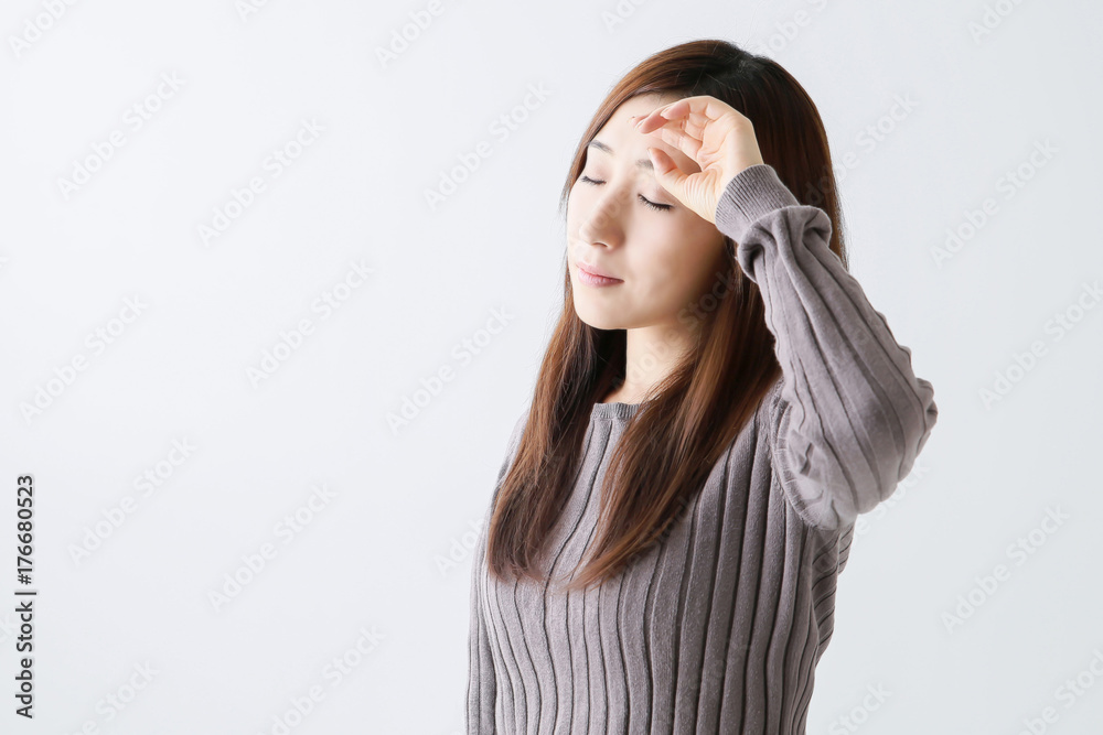 まぶしい仕草をする女性
まぶしい仕草をする女性