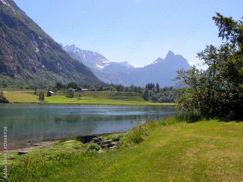 Rzeka i góry w Norwegii