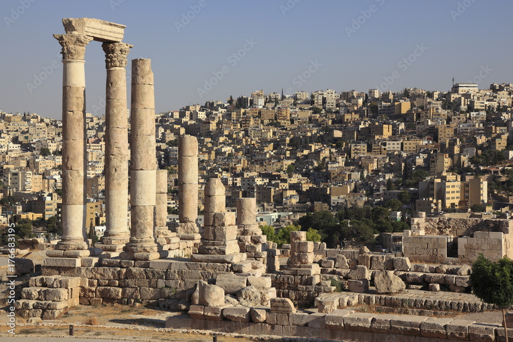 アンマン城とヘラクレス神殿と街並み