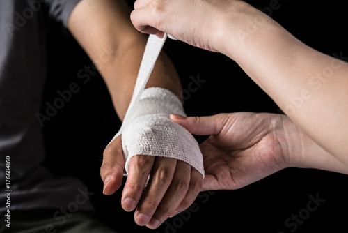 Tableau sur toile 包帯を巻く看護師、腕、手