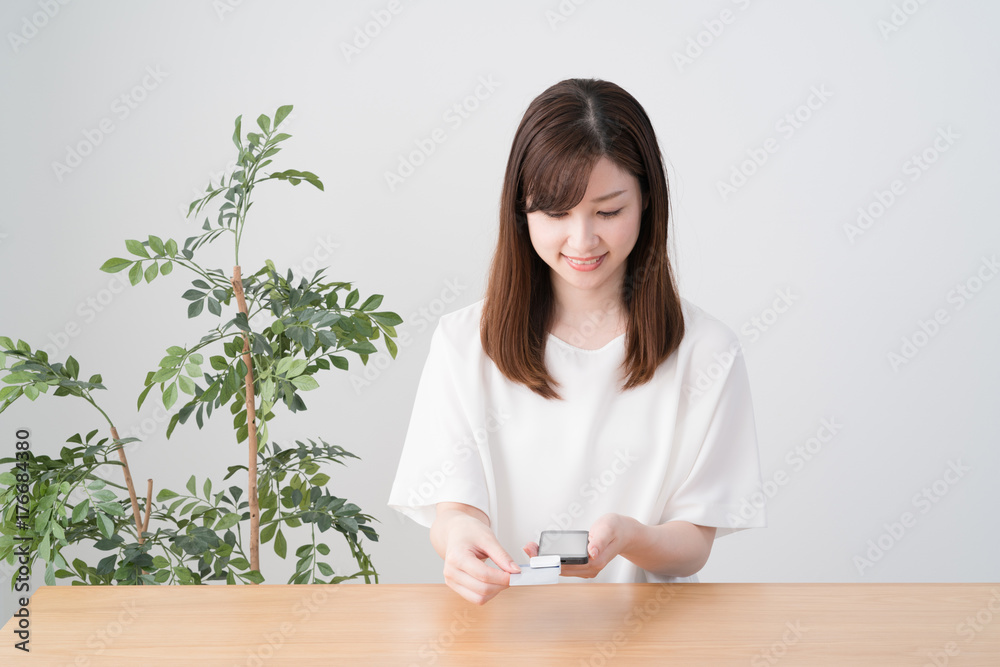 フィンテック、オンライン決済、スマートフォン、女性、モバイル決済