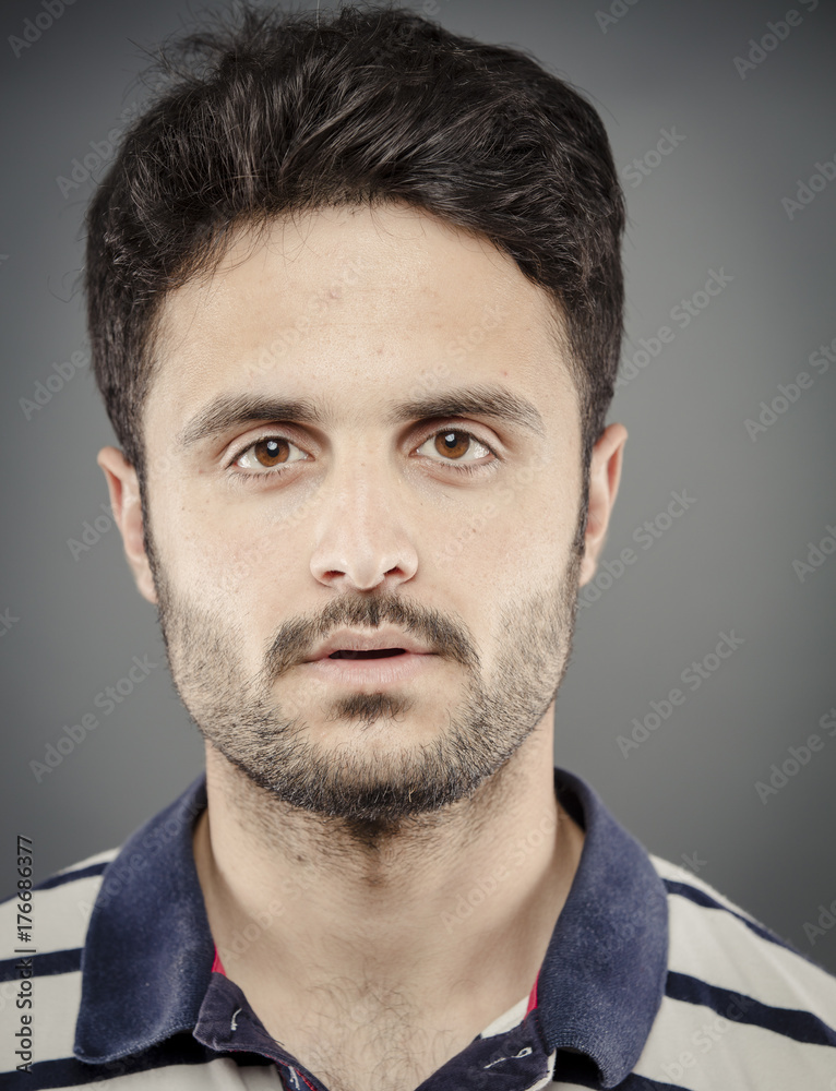 Obraz premium Headshot of smart guy isolated in grey background