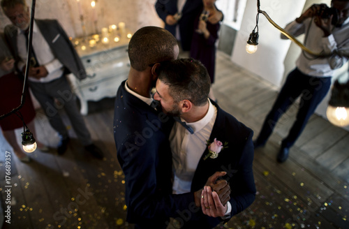 Valokuva Newlywed gay couple groom dancing