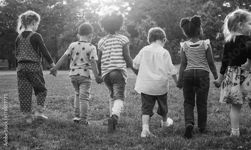 Foto Black and white image of children walking at the park