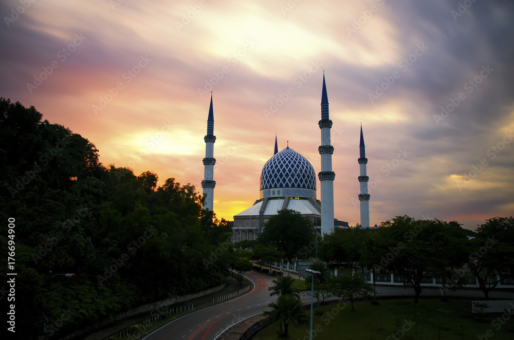 Naklejka premium The beautiful Sultan Salahuddin Abdul Aziz Shah Mosque over stunning sunrise background