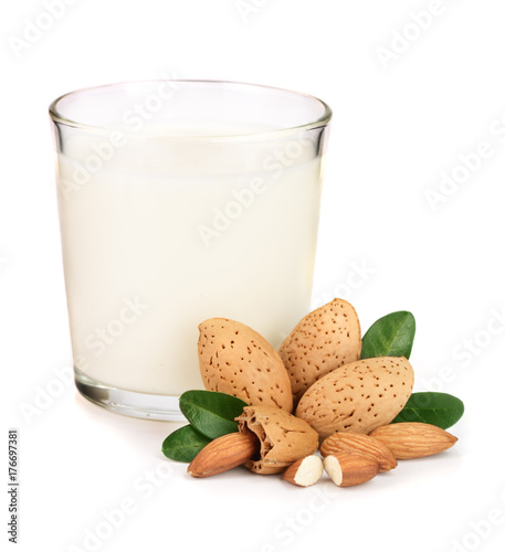 Φωτογραφία Glass of almond milk isolated on white background