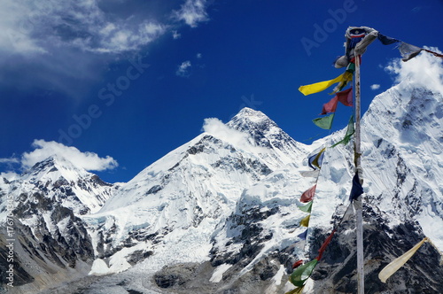 Пейзаж с видом на Эверест с цветными флажками на переднем плане. photo