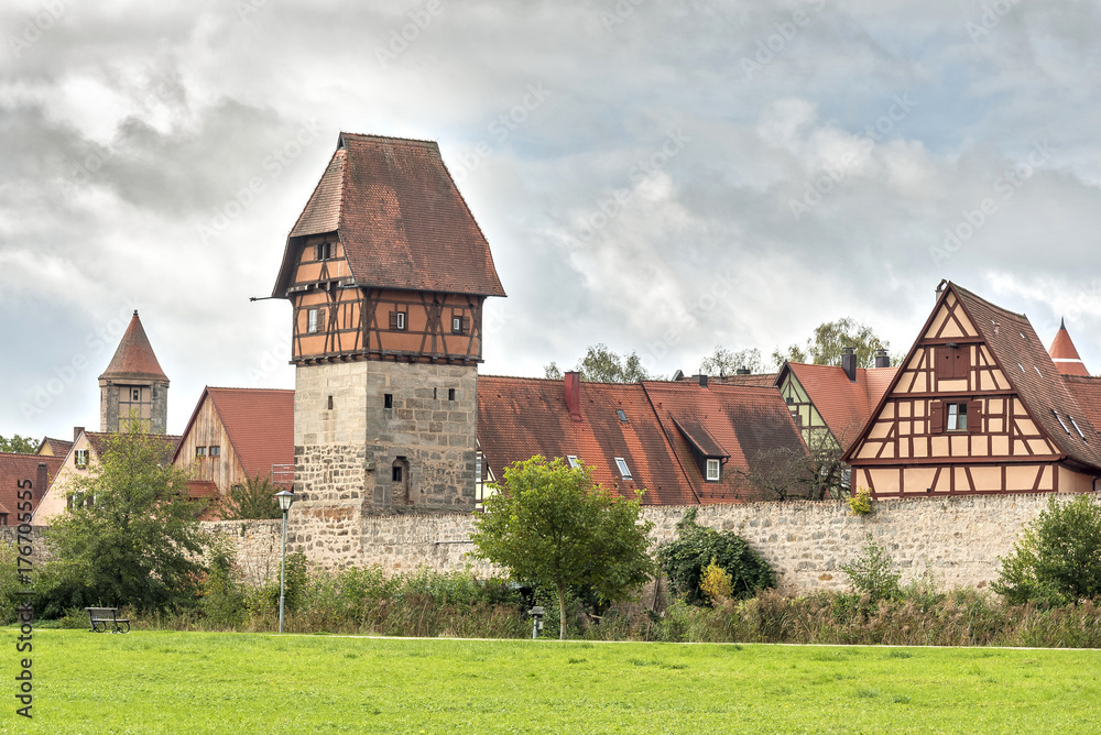 Blick auf die historische Altstadt von Dinkelsbühl mit Bäuerlinsturm