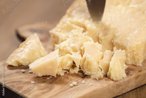 Foto traditional grana padano italian cheese on olive board