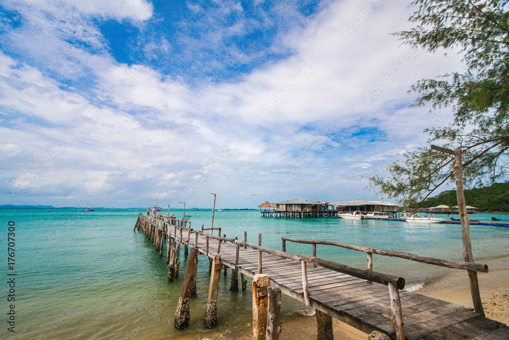 Fototapeta premium Bridge to the sea and blue sky background