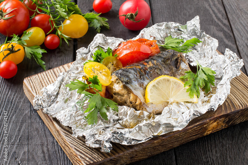 Mackerel baked with tomatoes in foil