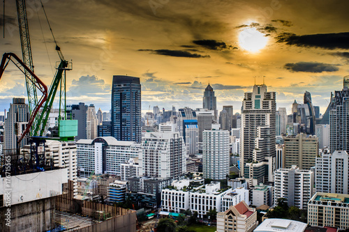 日没サンセット 夕暮れの都会 ビル群 都市 シティー 太陽がオレンジ Stock 写真 Adobe Stock