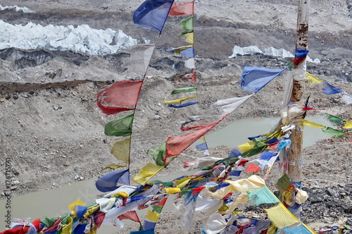 молитвенные флаги Лунгта, на фоне тающего ледника, в Гималаях. photo