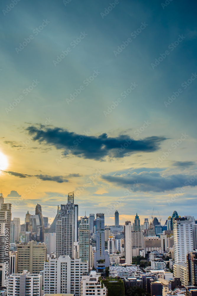 日没サンセット、夕暮れの都会、ビル群、都市、シティー、太陽がオレンジ