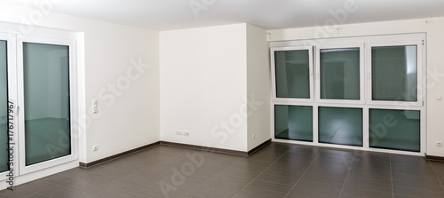 Leerer weißer Raum mit großen breiten Fenstern im Panorama Format