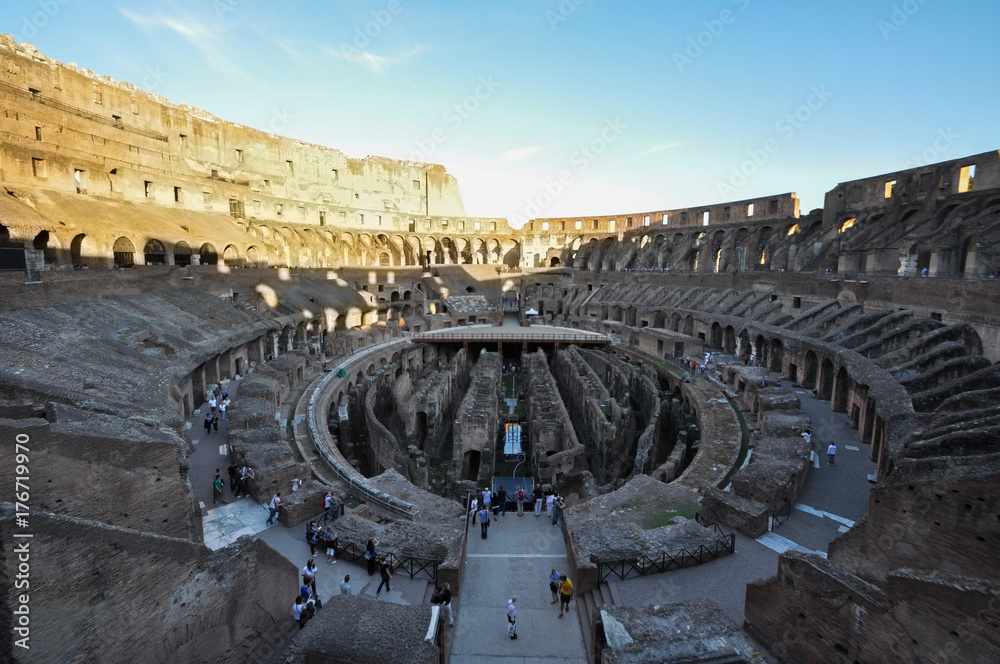 Interior del Coliseo De Roma