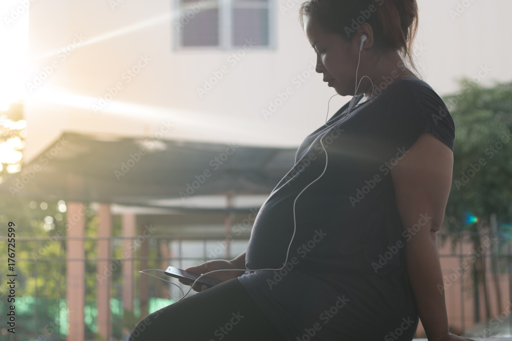 Obraz premium woman pregnant and smartphone