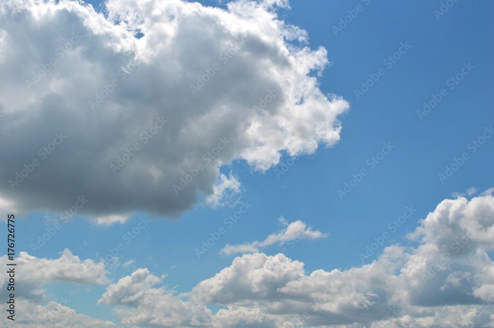 Obraz premium Beautiful blue sky with clouds