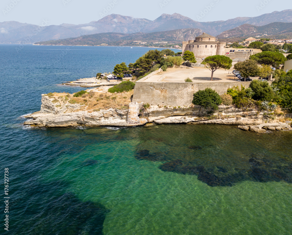 Vista aerea del paese di Saint Florent, Corsica. Francia. Porto barche e case