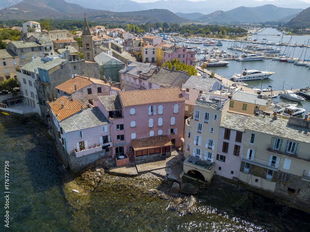Vista aerea del paese di Saint Florent, Corsica. Francia. Porto barche e case