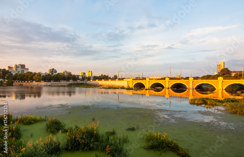 Foto Bridge on Miass river in Cheliabinsk city, Russia