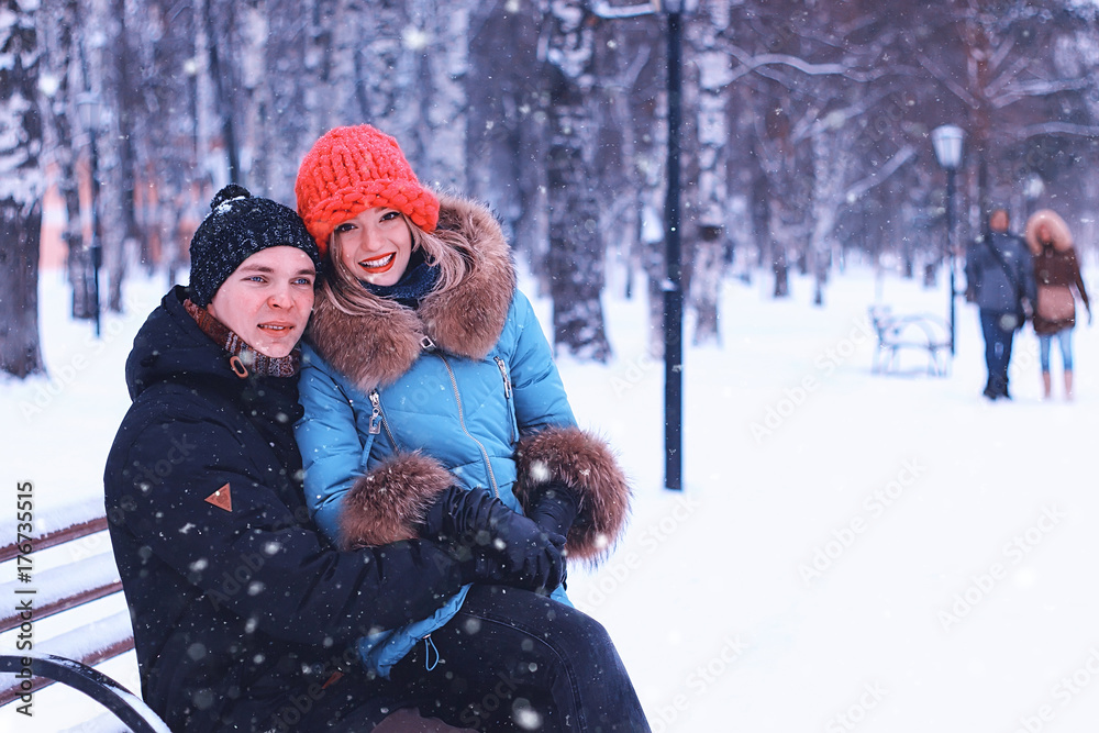 Obraz premium couple lover winter street bench