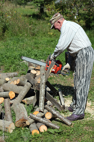 chainsaw to cut firewood