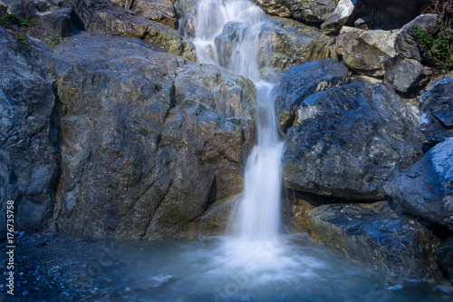 Wasserfall im steinigen Bergbach © amrue