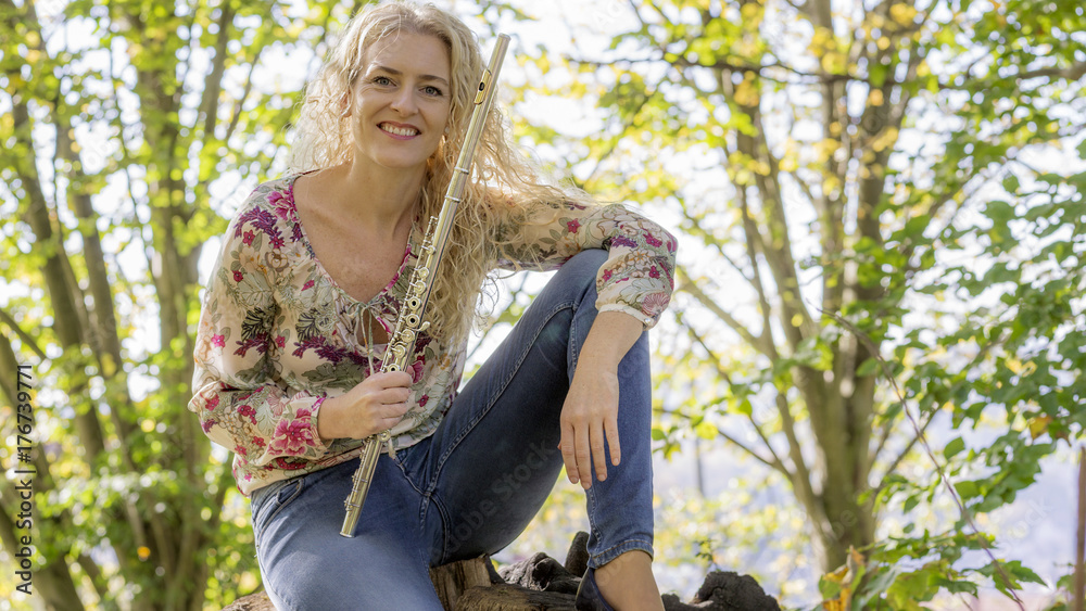 Junge frau mit Querflöte im Wald. Junge frau mit Querflöte im Wald.