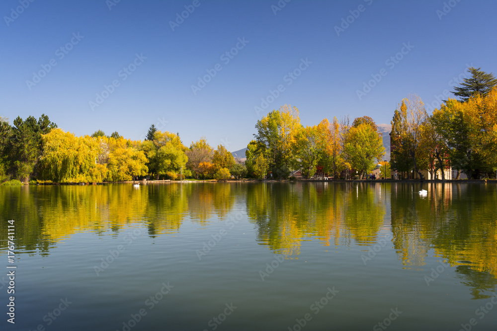 Fototapeta premium Kolory jesieni i refleksja nad wodą w stawie Puigcerda